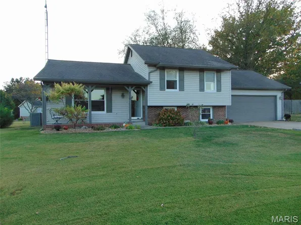 710 Palace Dr, Pinckneyville, IL 62274
