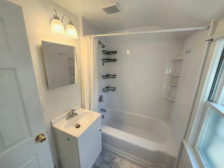 21 Glenmont Dr — Photo 3