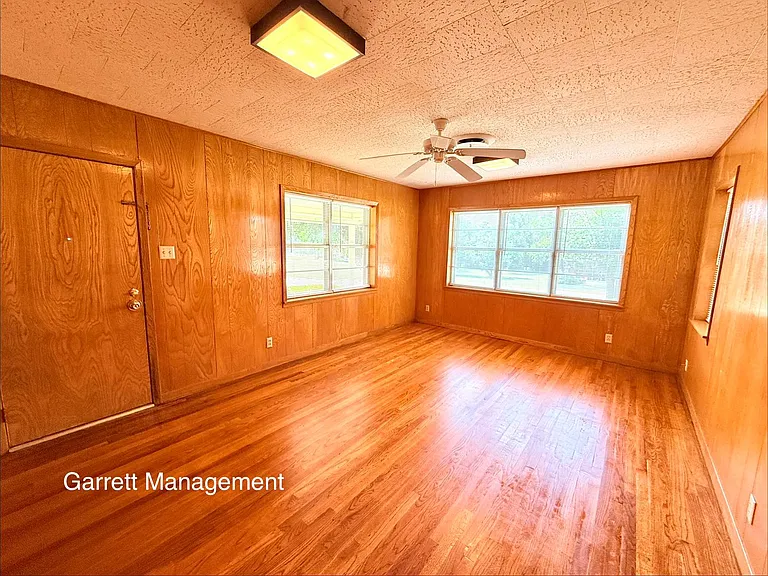1074 N US Highway 281 — Photo 10