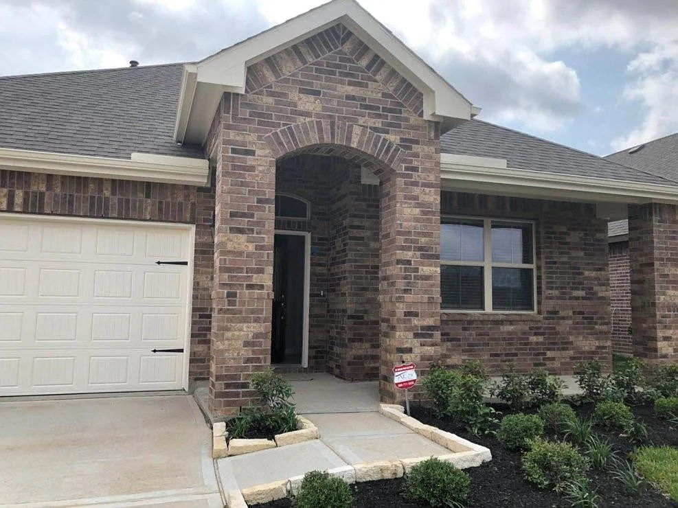 4 bed, 2.0 bath, 1757 sqft, $2,180 — Photo 2