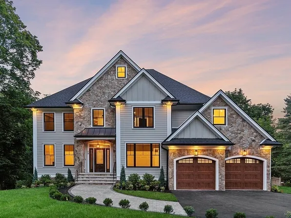 79 Chestnut St, Lynnfield, MA 01940