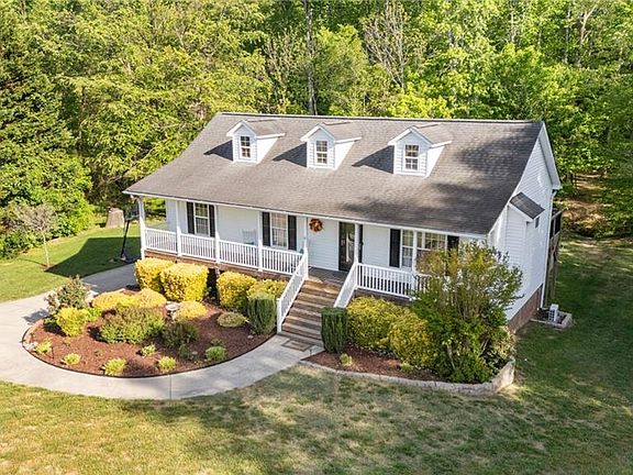 5th image of 20 Collin Ln