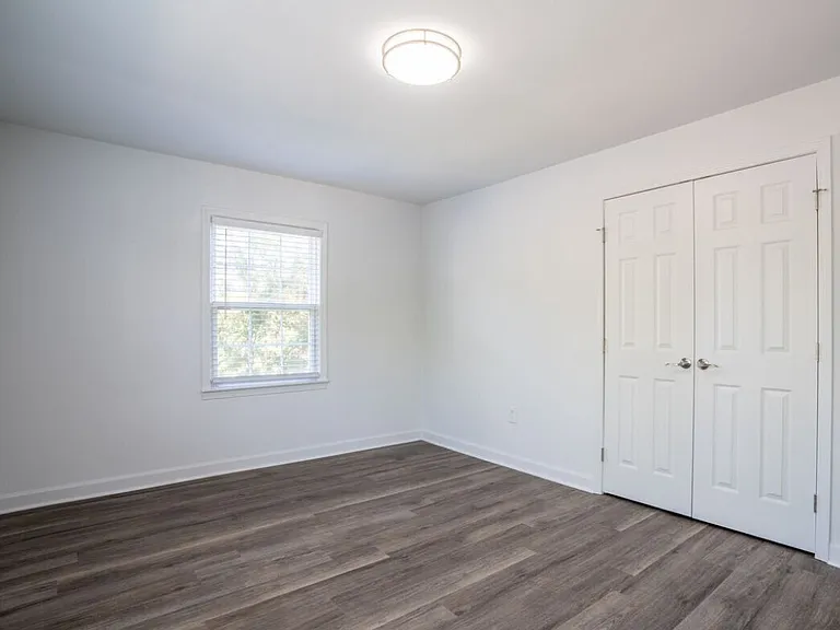 Colonial Village Apartments — Photo 9