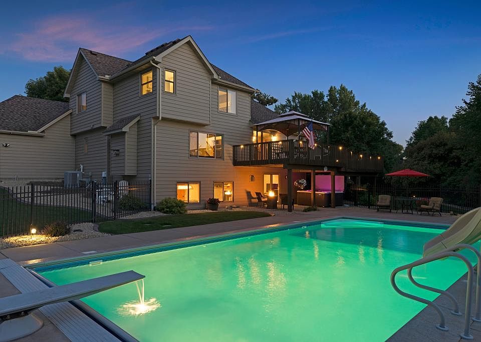 1st image of 9487 White Oaks Ct N