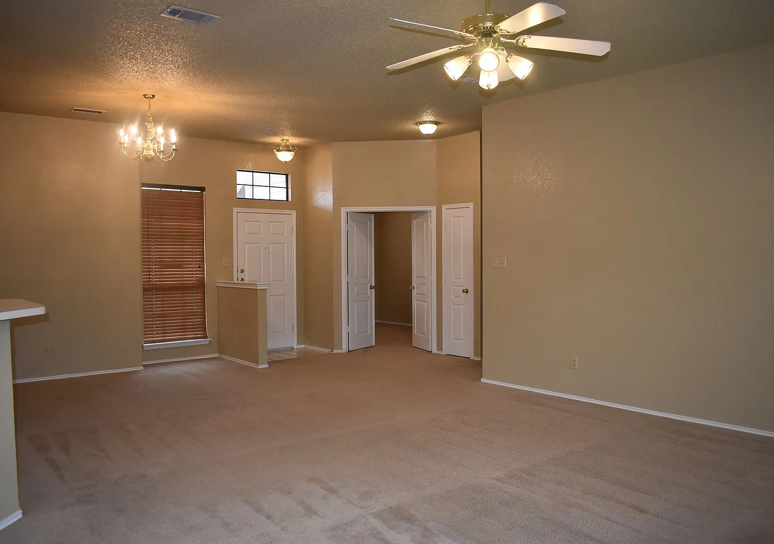 Spacious 3bd/2ba pet friendly home with privacy fence in Harker Heights! — Photo 2
