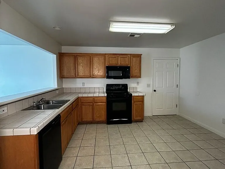 063- 606 Blue Mountain Way — Photo 2