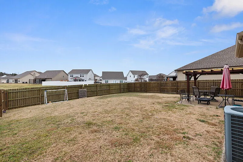 4 bed, 2.5 bath, 1824 sqft, $2,300 — Photo 3