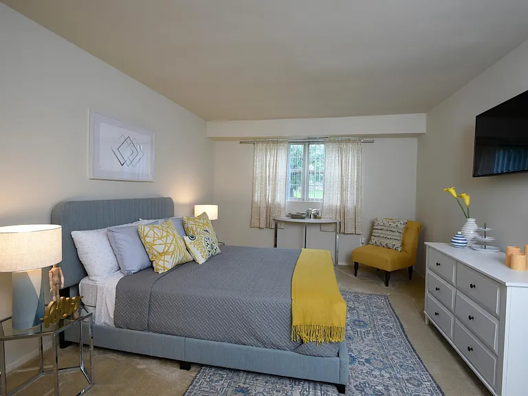 Deer Park Apartments — Photo 10