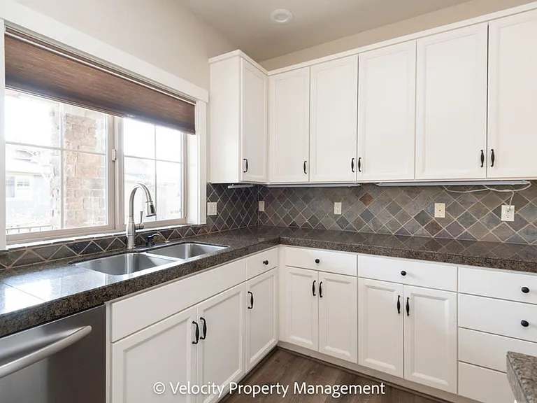 600 SW Otter Way — Photo 10