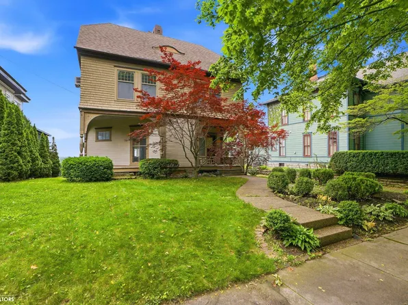 1018 N 4th St, Burlington, IA 52601