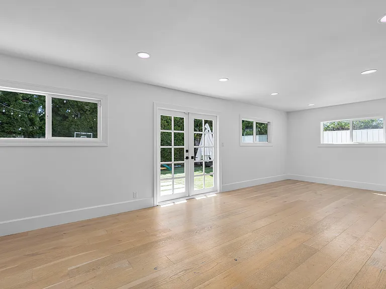 3200 N Poinsettia Ave — Photo 21