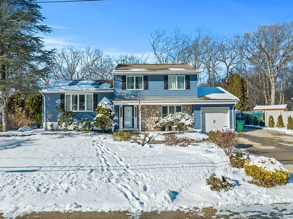 82 Phillips Dr, Old Bridge, NJ 08857