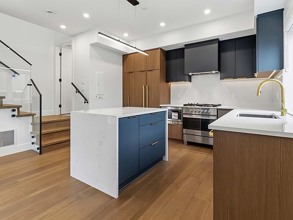2nd image of 552 Kaslo St #2
