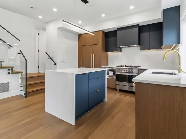 552 Kaslo St #2, Vancouver, BC V5K 3Z2