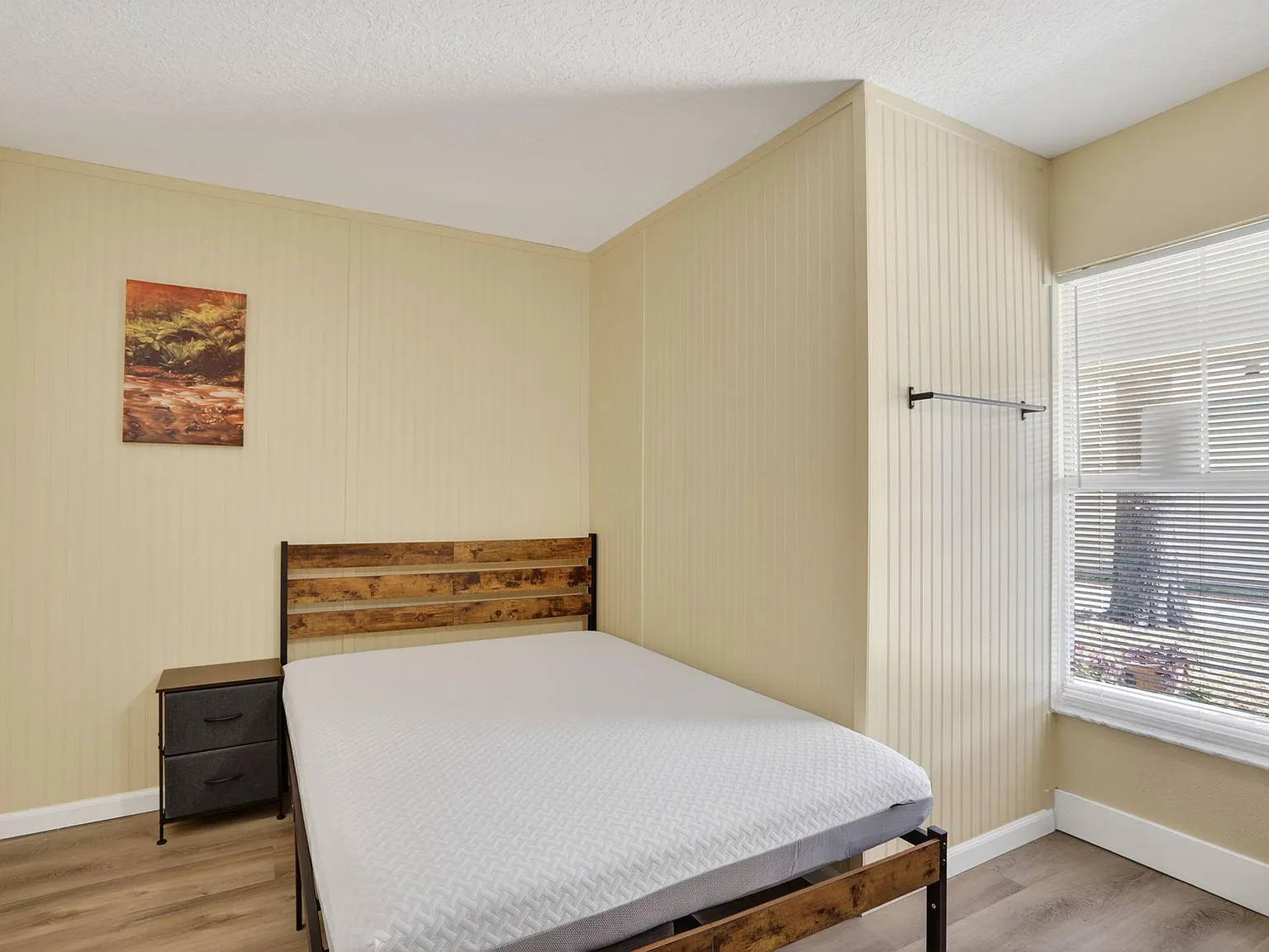 4 bed, 3.0 bath, 2244 sqft, $936 — Photo 2