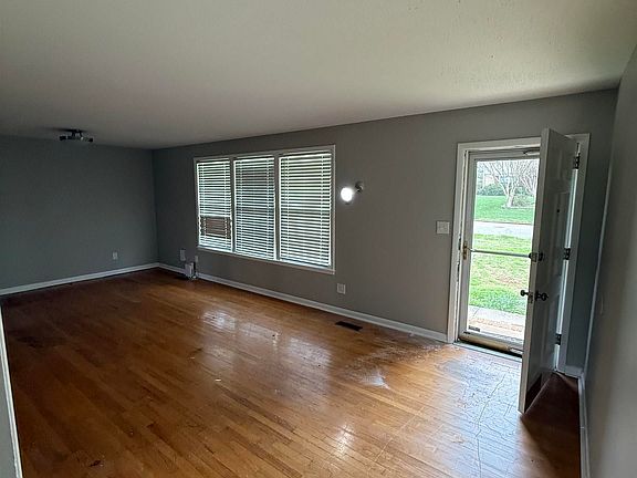 2nd image of 3205 Lewisburg Dr NW