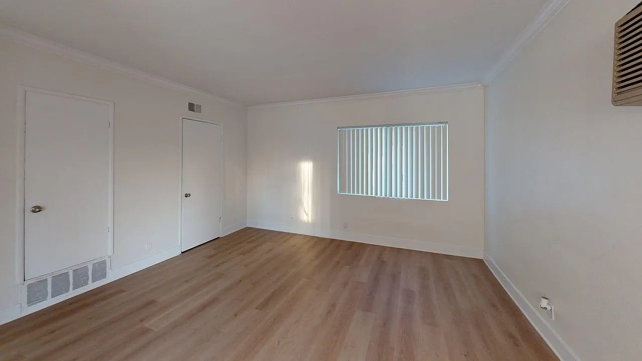Chateau Whitsett Apartments — Photo 4
