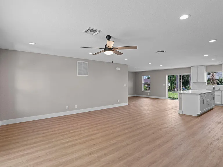 4611 Sunset Blvd — Photo 4