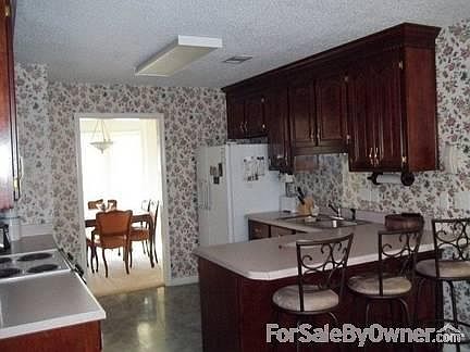Kitchen View : Built-in microwave, dishwasher and garbage disposal