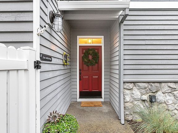 3rd image of 1030 NE Parks Edge Cir