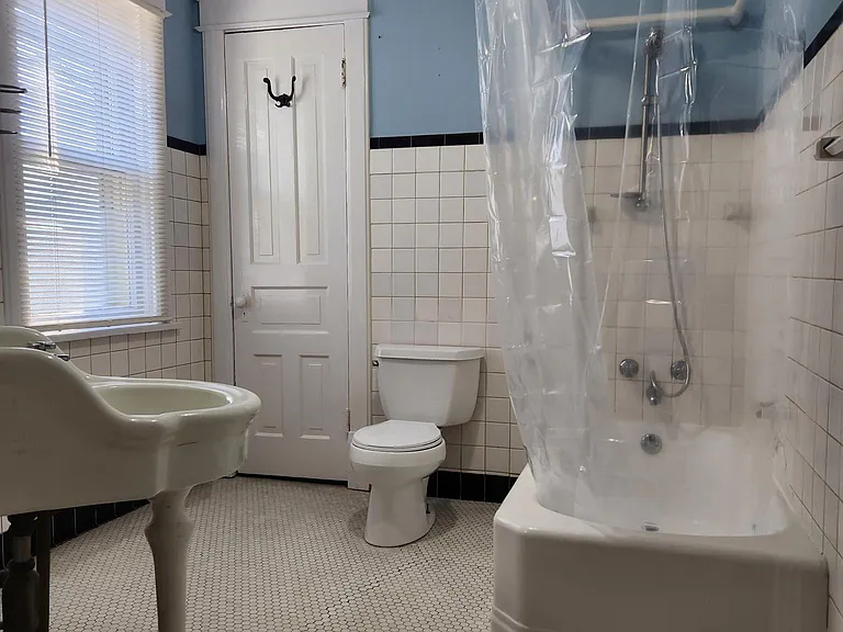 605 E Washington St #B — Photo 16