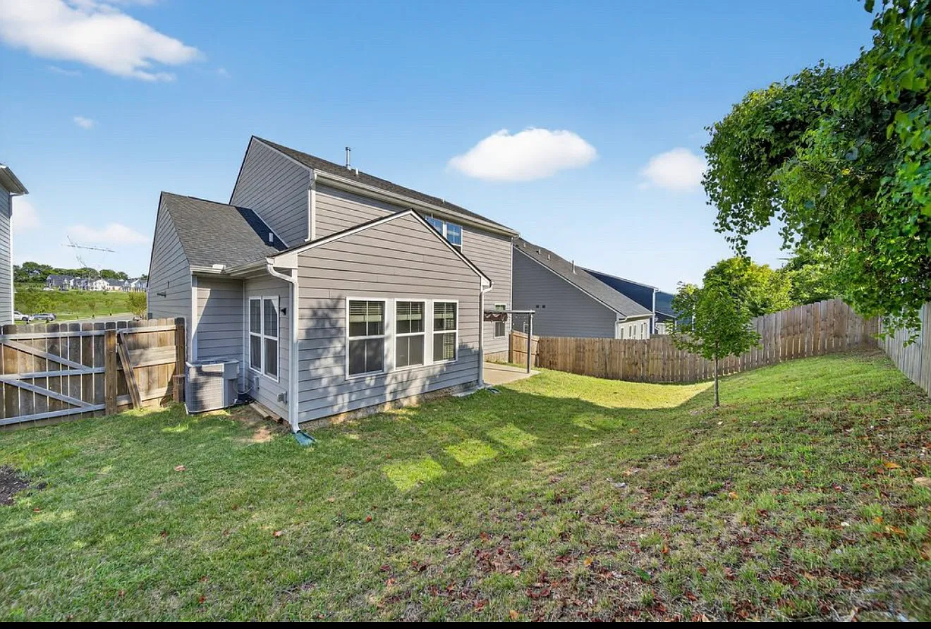 3 bed, 2.5 bath, 2334 sqft, $2,900 — Photo 2