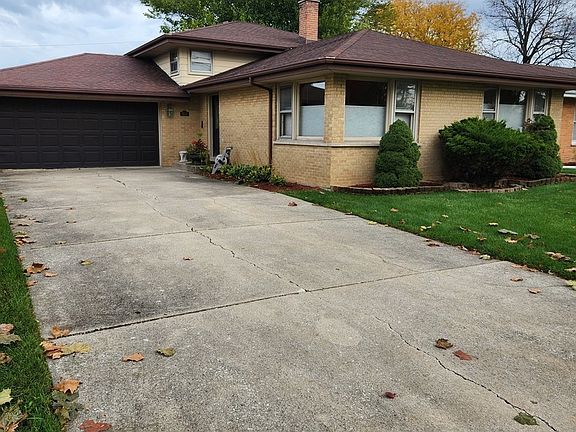 2nd image of 924 E 170th St