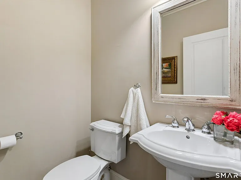 87 Kings Hwy S — Photo 26