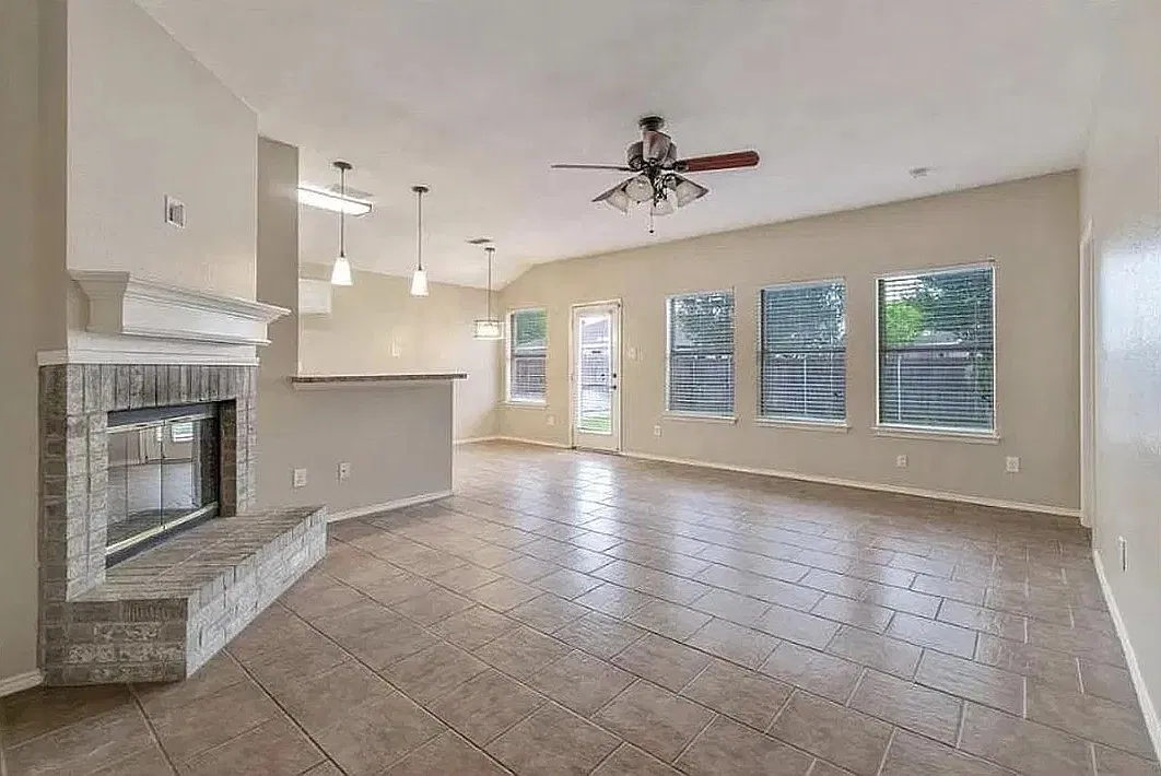 3 bed, 1277 sqft, $2,100 — Photo 2