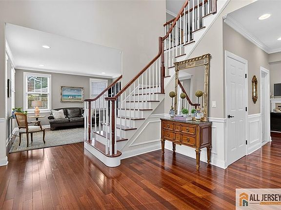 5th image of 10 Evans Dr