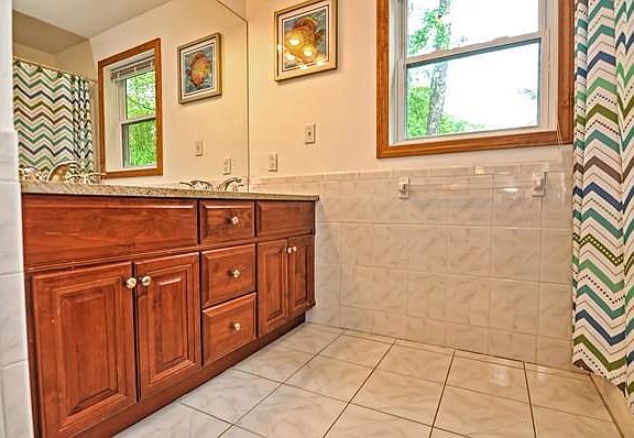 5th image of 25 Lakeshore Dr #B