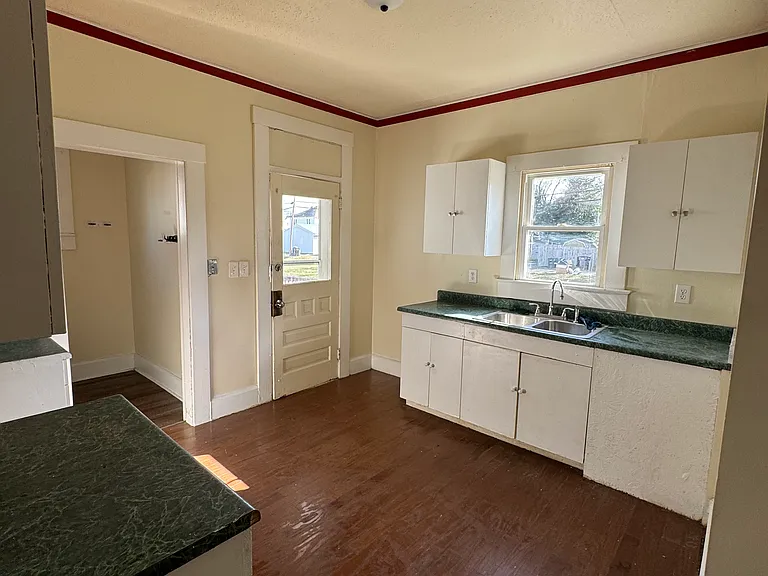 422 Seborn Ave — Photo 3