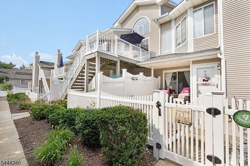 1st image of 8 Bentley Court