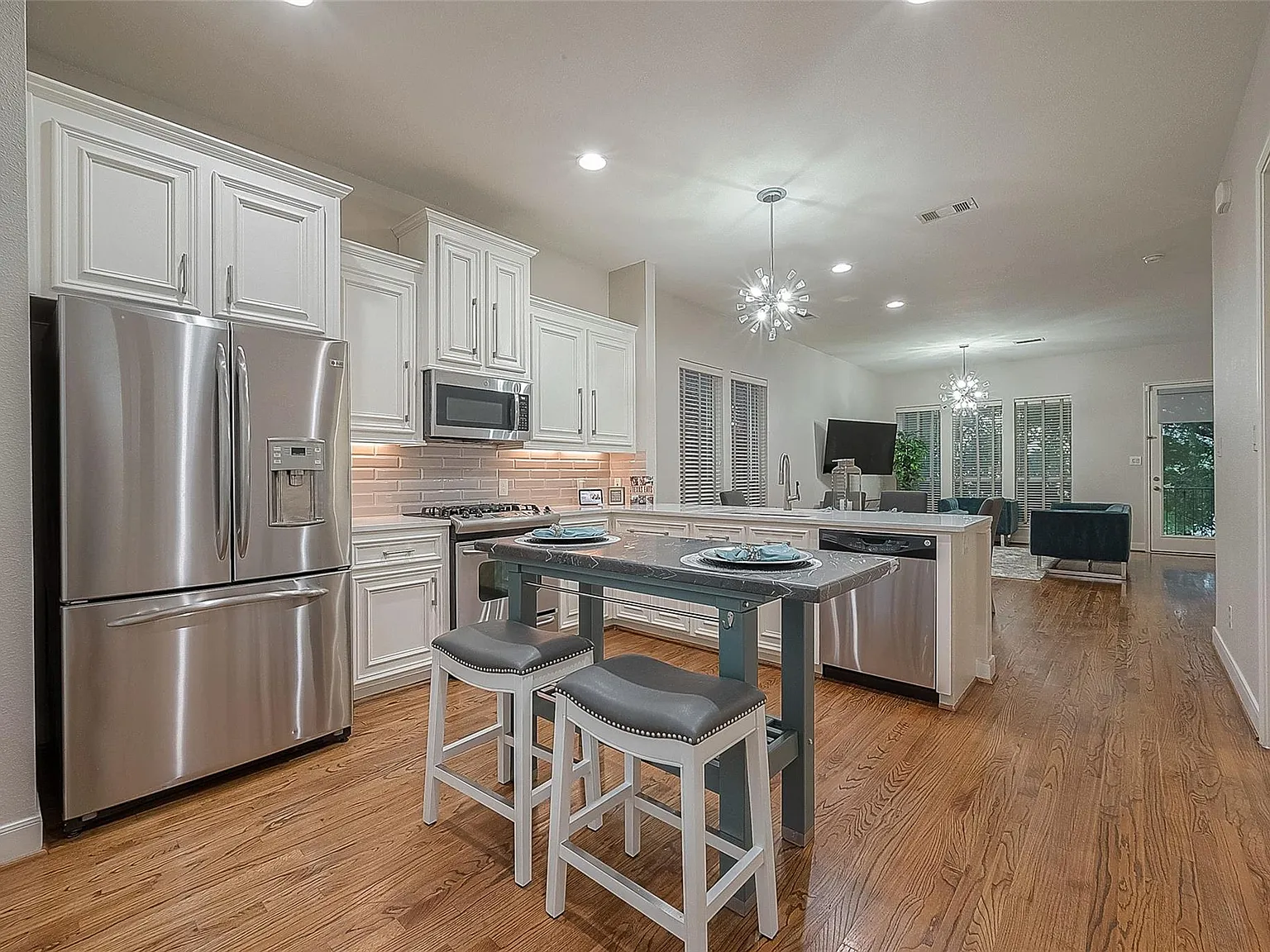 3 bed, 3.5 bath, 2295 sqft, $3,000 — Photo 2