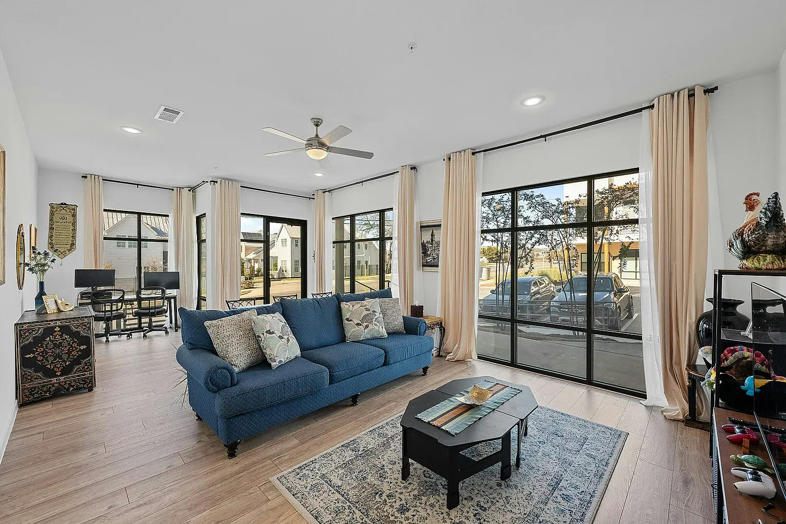 2 bed, 1200 sqft, $2,400 — Photo 1