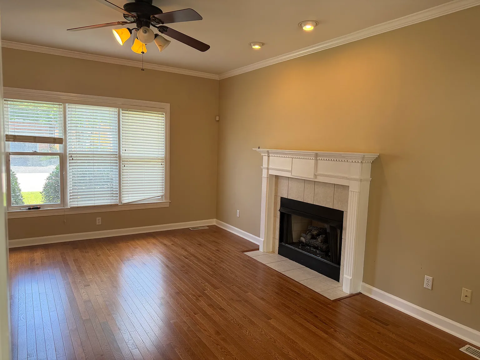 4 bed, 2.5 bath, 2419 sqft, $2,300 — Photo 3