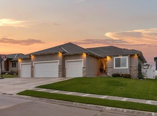 18454 Greenleaf St, Omaha, NE 68136