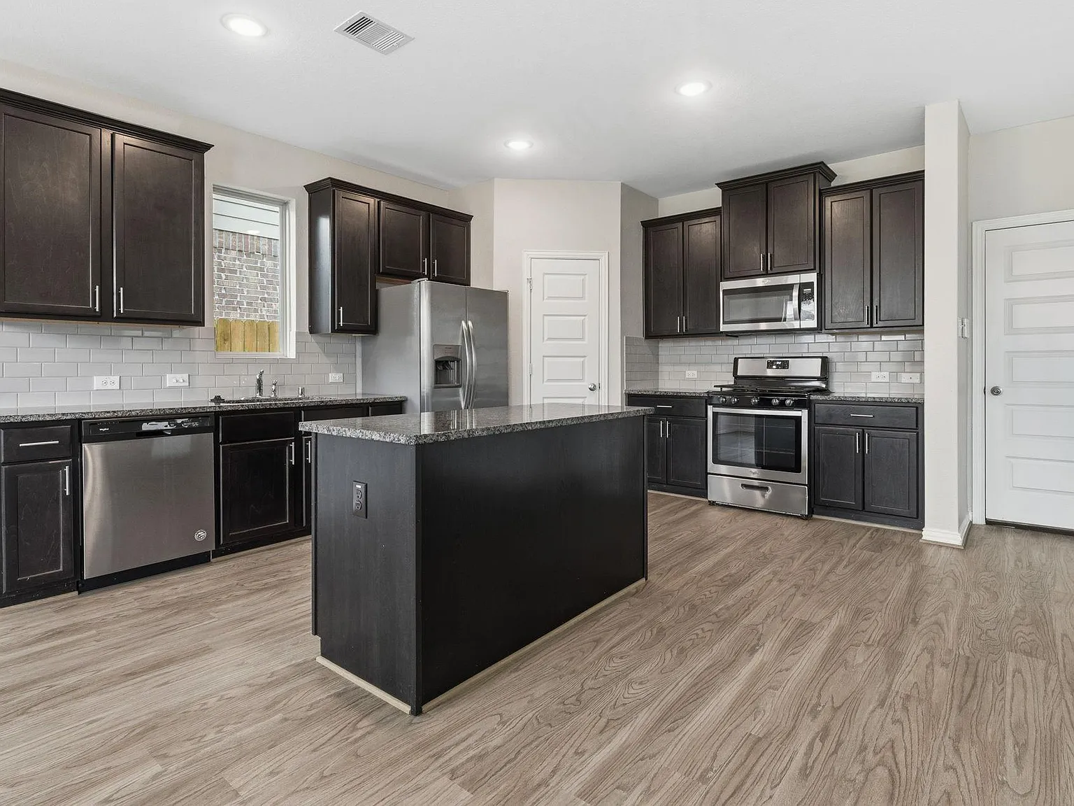 4 bed, 3.5 bath, 2080 sqft, $2,600 — Photo 4