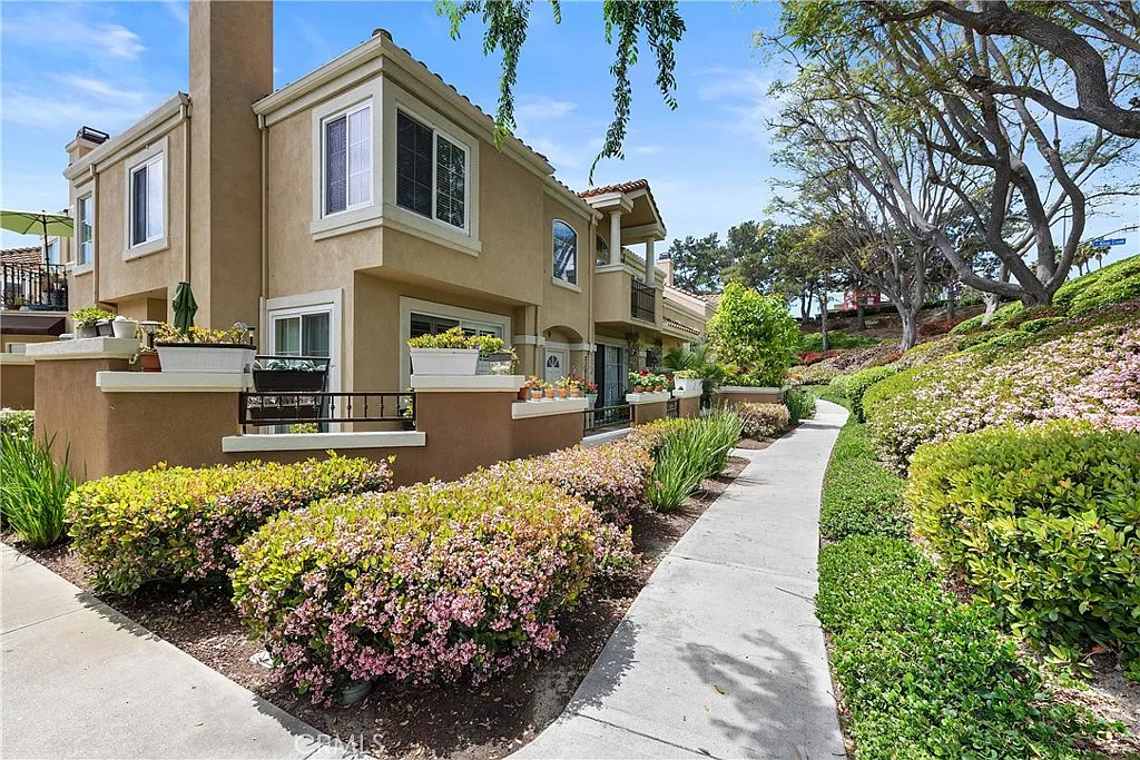 2 bed, 1538 sqft, $4,100 — Photo 3