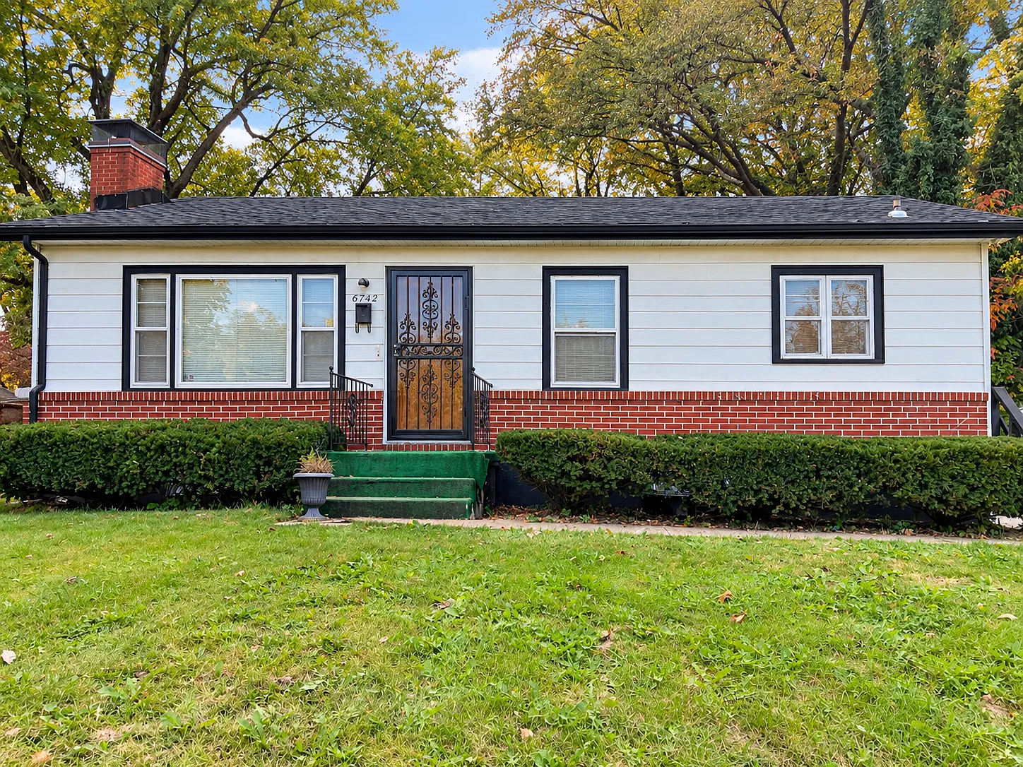3 bed, 900 sqft, $1,300 — Photo 1