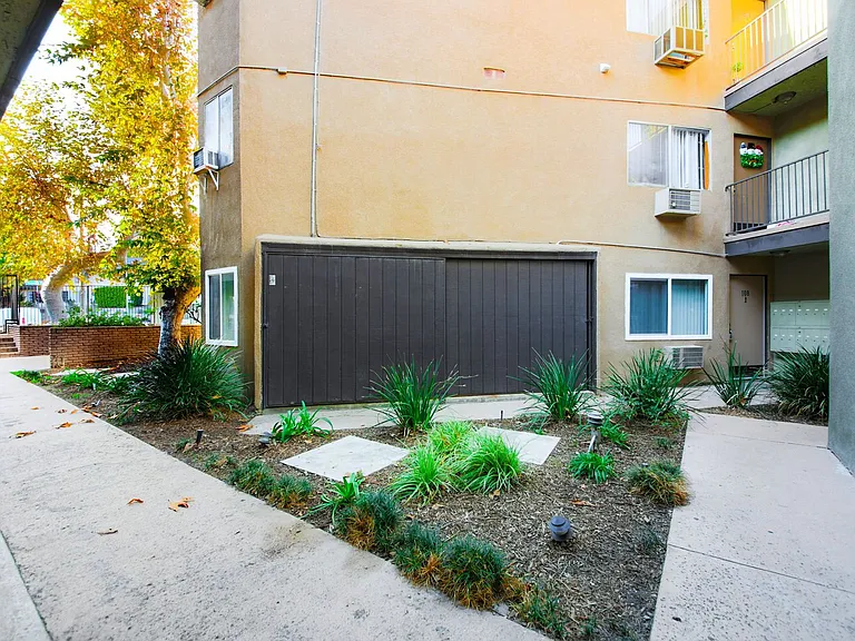 Topanga Apartments — Photo 9
