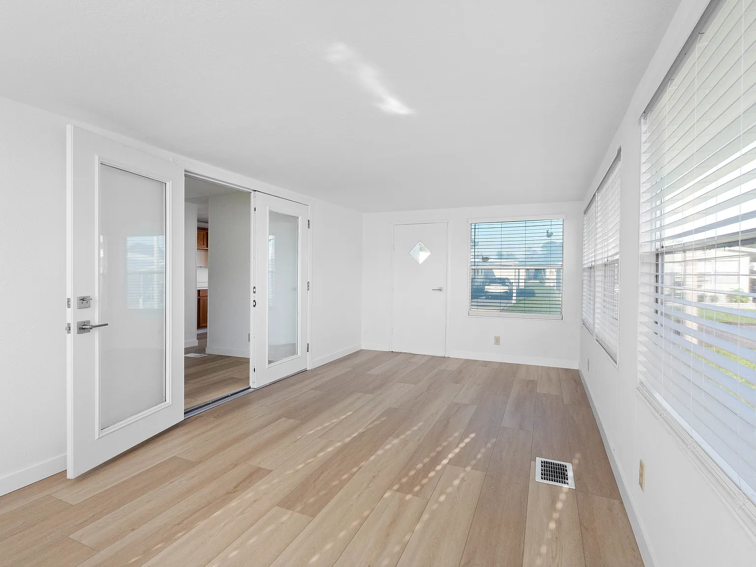 2 bed, 1100 sqft, $2,050 — Photo 3