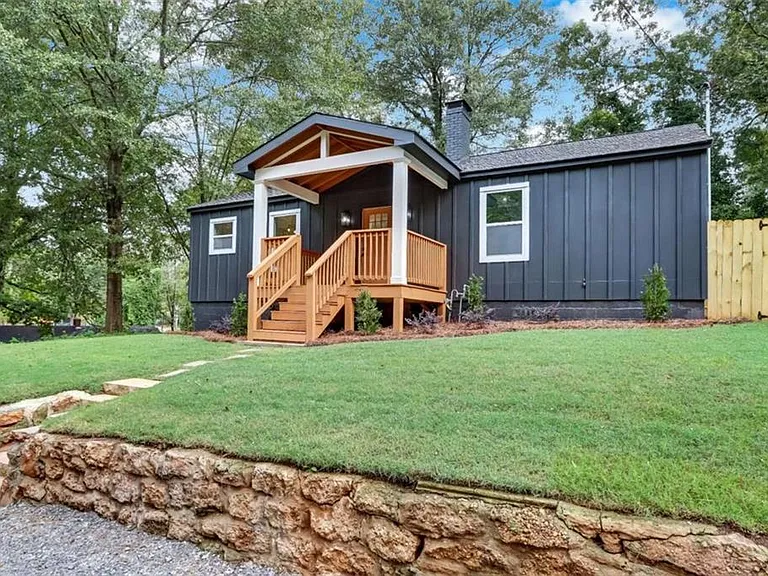 1200 Byewood Ln SW — Photo 2