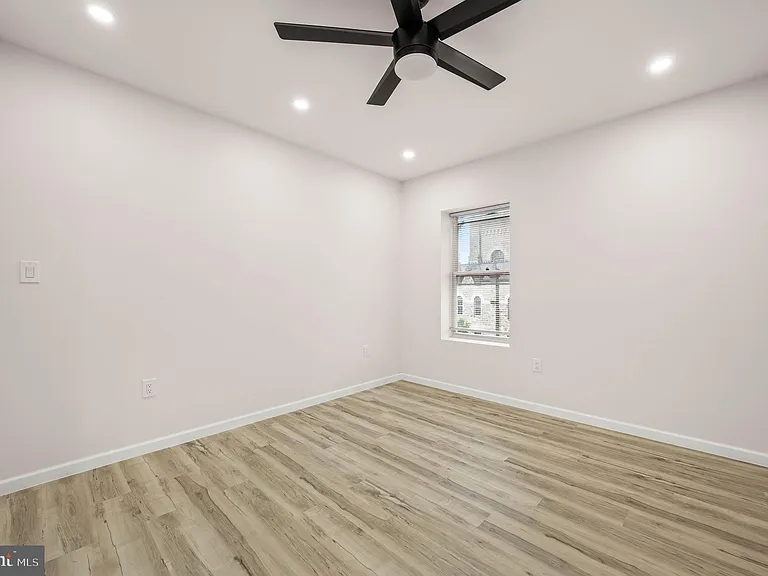 437 W Girard Ave #39-4 — Photo 14