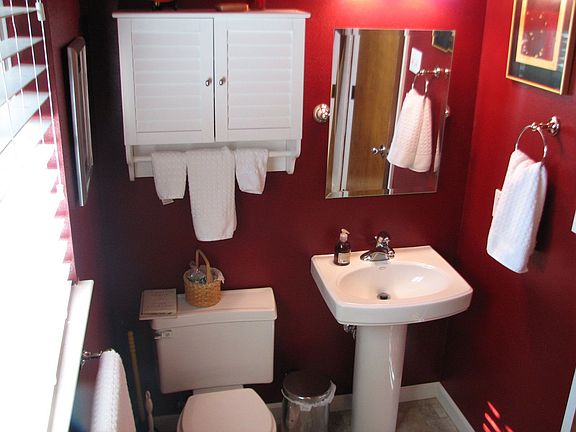 Main bathroom with shower over tub