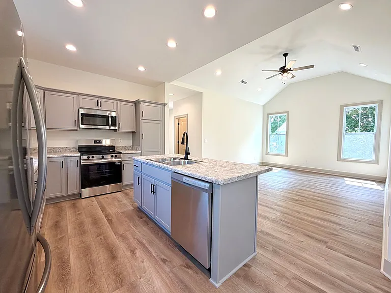 489 S Main St — Photo 16