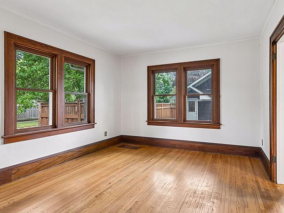 4th image of 358 Cretin Ave S