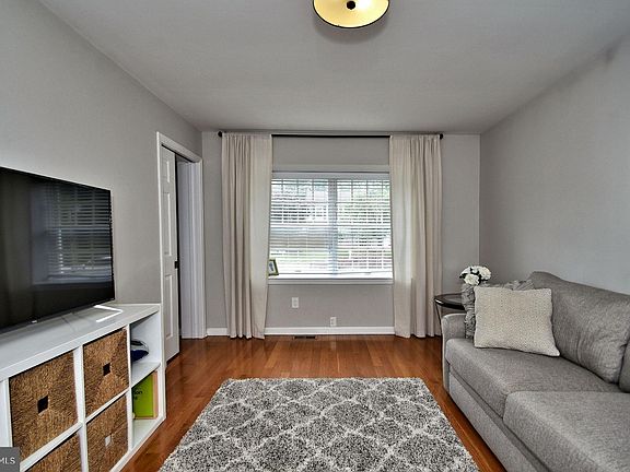 3rd image of 341 Cambridge Ln