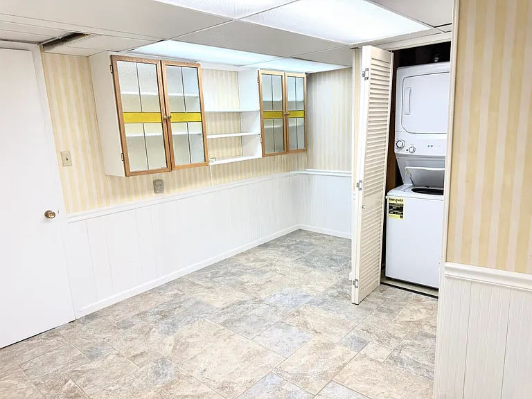 Flex space for office/gym access to laundry