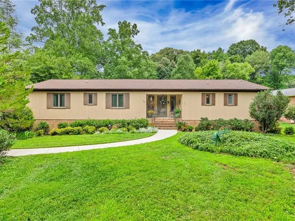 904 Fairidge Dr, Jamestown, NC 27282